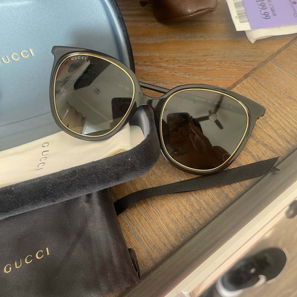 Gucci Black Sunglasses authentic with case dust bag and cloth - Picture 6 of 7